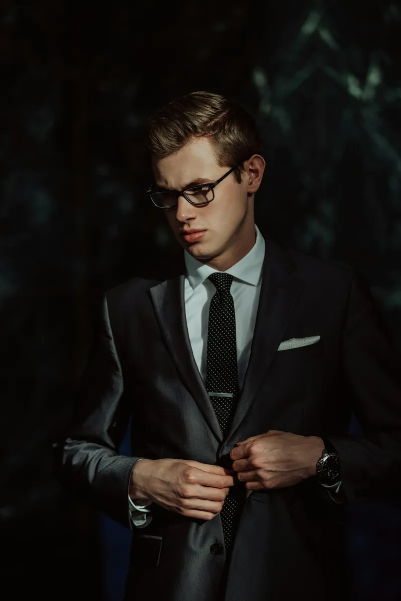 Costum antracit slim-fit cu cravată buline