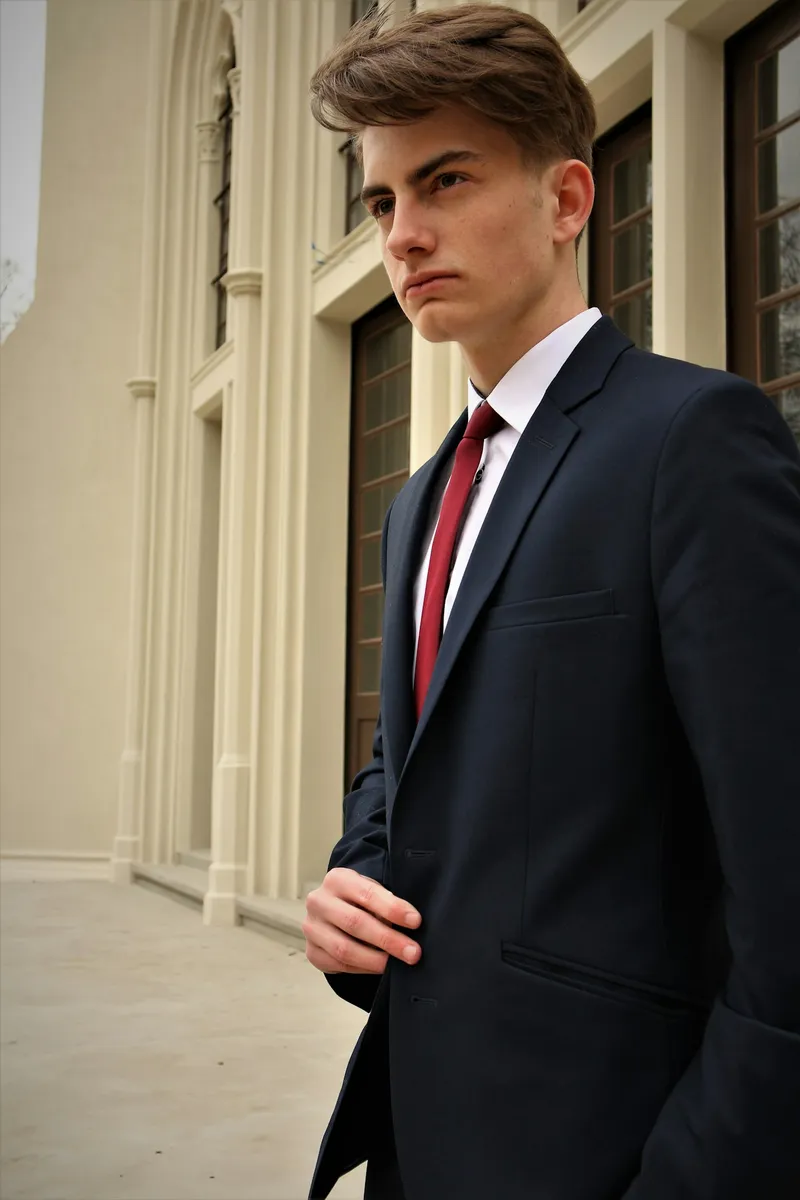 Costum bleumarin slim-fit cu batistă roșie la buzunar, croială modernă