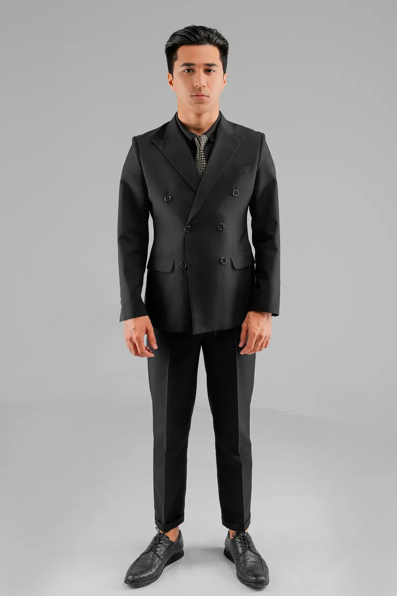 Costum negru la două rânduri de nasturi, prezentare de studio