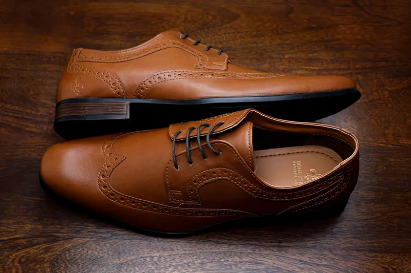 Pantofi Derby din piele cognac cu brogging, vedere de sus
